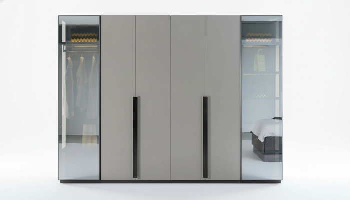 Elegante armario de dormitorio con puertas de cristal transparente.