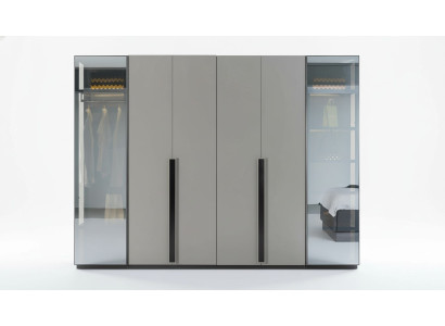 Elegante armario de dormitorio con puertas de cristal transparente.