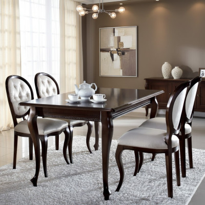 Mesa de comedor de madera marrón oscuro con 5 sillas clásicas de cuero Chesterfield de diseñador.