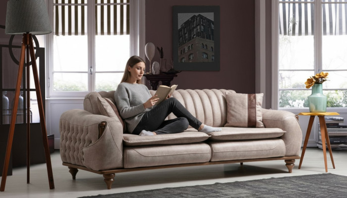 Sofá Chesterfield de tres plazas en beige, tapizado en tela de muebles de tela.