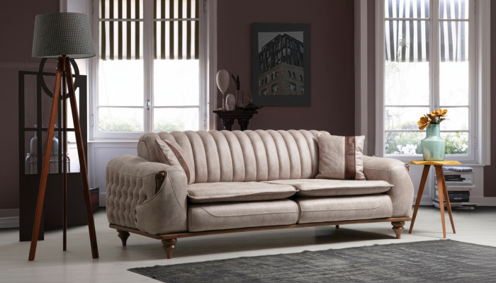 Sofá Chesterfield de tres plazas en beige, tapizado en tela de muebles de tela.
