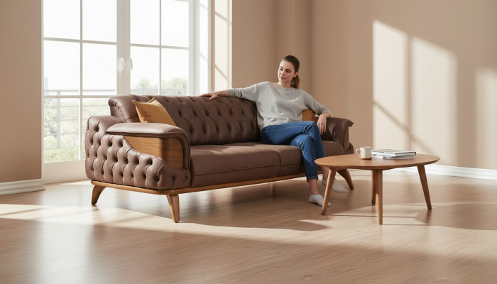 Sofá Chesterfield de tres plazas de lujo en color marrón, sofás de cuero y cojines nuevos.