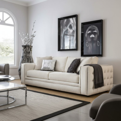 Clásico sofá Chesterfield de tres plazas en beige, mueble de lujo.