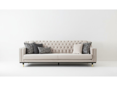 Clásico sofá Chesterfield de tres plazas de lujo en color beige.