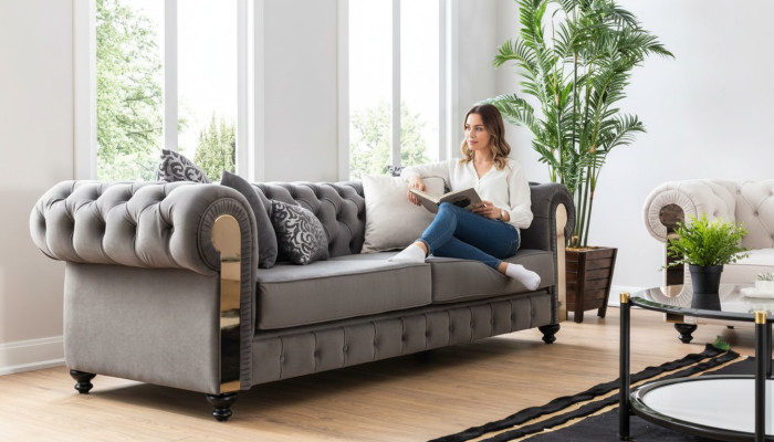 Sofá de lujo para la sala de estar de 3 plazas en color gris, estilo Chesterfield clásico.