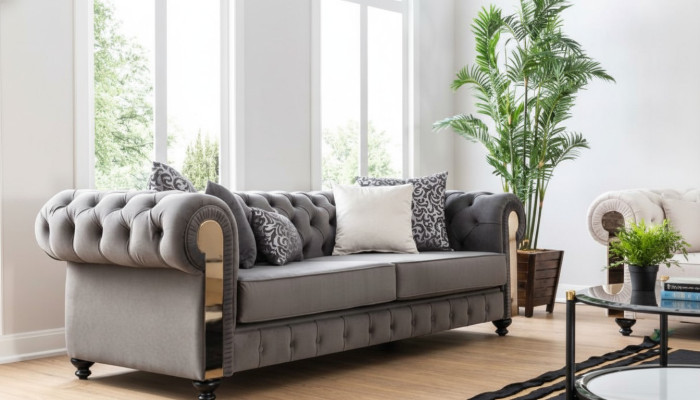 Sofá de lujo para la sala de estar de 3 plazas en color gris, estilo Chesterfield clásico.