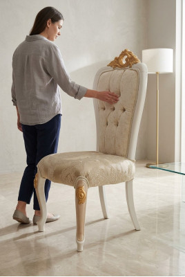 Silla Chesterfield clásica de un solo asiento en estilo barroco-rococó real.