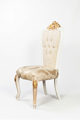 Silla Chesterfield clásica de un solo asiento en estilo barroco-rococó real.