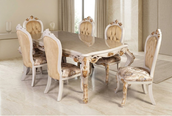 Muebles clásicos para el comedor en color beige. Mesa de comedor diseñada con sillas tapizadas estilo Chesterfield.