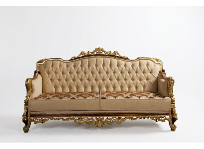 Sofá Chesterfield barroco de tres plazas en tela dorada.