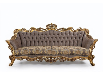 Sofá Chesterfield clásico de tres plazas con marco dorado.