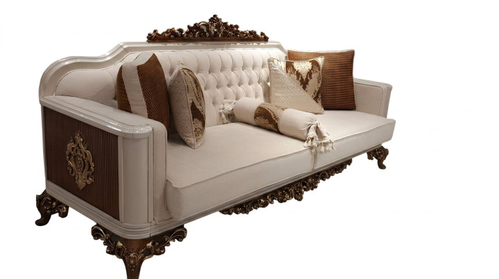 Sofá Chesterfield de tres plazas estilo barroco, muebles tapizados en tela dorada.