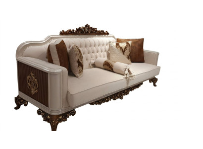 Sofá Chesterfield de tres plazas estilo barroco, muebles tapizados en tela dorada.
