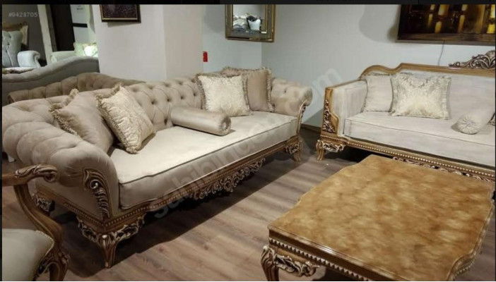 Sofá de diseñador con tela clara de 3 plazas + mesa de centro. Nuevo modelo para la sala de estar.