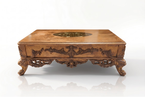 Mesa de centro barroca dorada con patas talladas de madera para sala de estar.