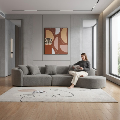 Sofá de lujo gris para cinco personas, gran sala de estar, muebles modernos nuevos.
