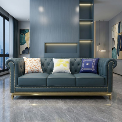 Sofá Chesterfield de tres plazas con estructura de acero inoxidable y tapizado textil.