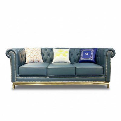 Sofá Chesterfield de tres plazas con estructura de acero inoxidable y tapizado textil.