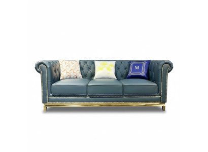 Sofá Chesterfield de tres plazas con estructura de acero inoxidable y tapizado textil.