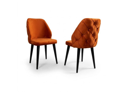 Silla de madera tapizada naranja Chesterfield sobre patas negras para el comedor.