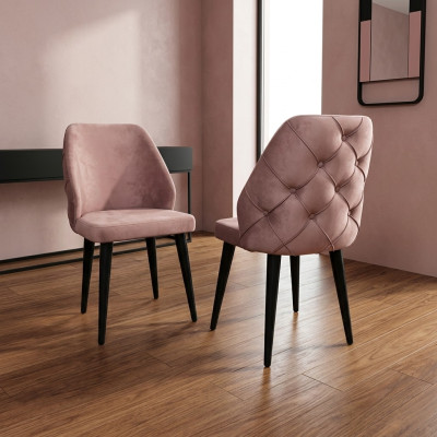 Silla acolchada de madera beige con respaldo Chesterfield y patas negras para comedor.