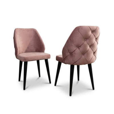 Silla acolchada de madera beige con respaldo Chesterfield y patas negras para comedor.
