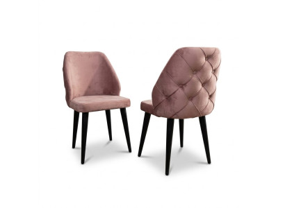 Silla acolchada de madera beige con respaldo Chesterfield y patas negras para comedor.