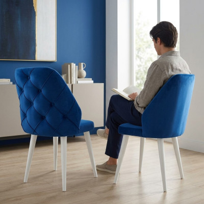 Silla acolchada de madera con respaldo azul Chesterfield en patas blancas para comedor.