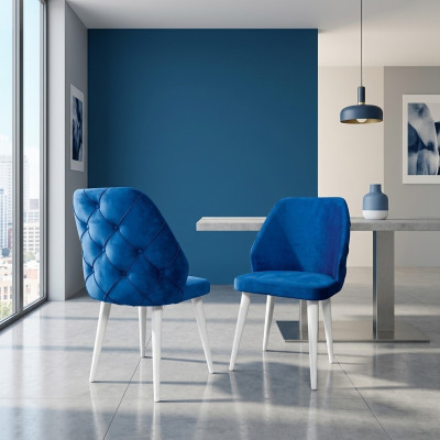 Silla acolchada de madera con respaldo azul Chesterfield en patas blancas para comedor.