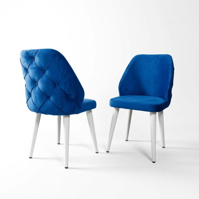 Silla acolchada de madera con respaldo azul Chesterfield en patas blancas para comedor.
