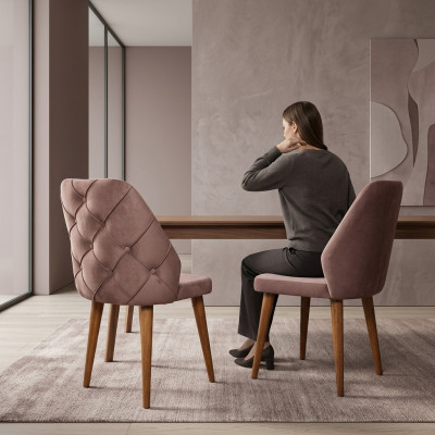 Silla acolchada de madera beige con respaldo Chesterfield en patas de madera para comedor