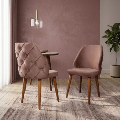 Silla acolchada de madera beige con respaldo Chesterfield en patas de madera para comedor