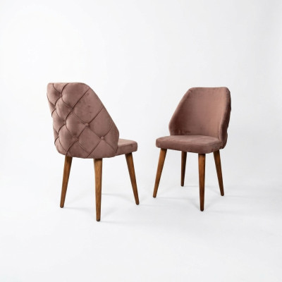 Silla acolchada de madera beige con respaldo Chesterfield en patas de madera para comedor