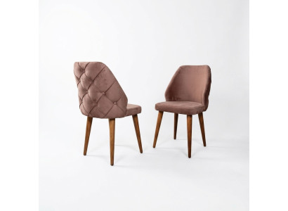 Silla acolchada de madera beige con respaldo Chesterfield en patas de madera para comedor