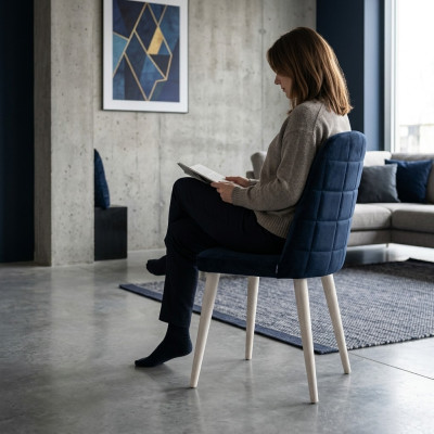 Silla verde oscuro con patas de madera negra y respaldo suave para el comedor