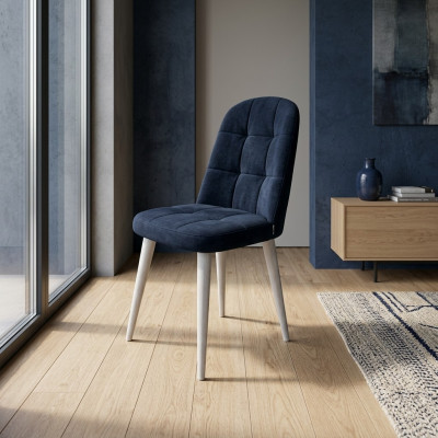 Silla verde oscuro con patas de madera negra y respaldo suave para el comedor