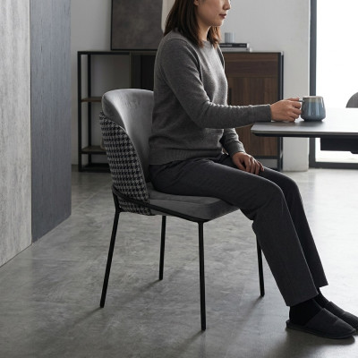 Silla gris original sobre patas de acero inoxidable para su comedor, nuevo modelo.