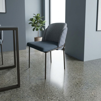 Silla gris original sobre patas de acero inoxidable para su comedor, nuevo modelo.