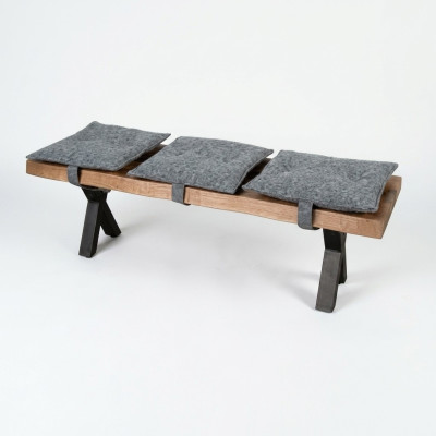 Banco de madera moderno diseñado con asiento acolchado para comedor.