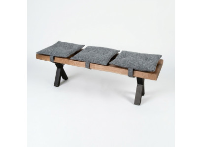 Banco de madera moderno diseñado con asiento acolchado para comedor.