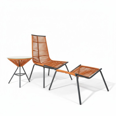 Conjunto moderno para tu jardín compuesto por sillón, taburete y mesa auxiliar