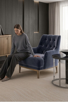 Sillón Chesterfield exclusivo azul para sala de estar, de un solo asiento, con armazón de madera.