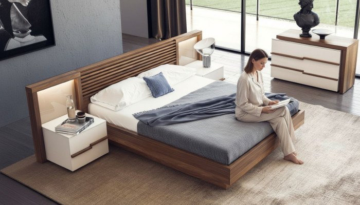 Conjunto de dormitorio marrón lujo cama cómoda mesitas de noche nogal natural.
