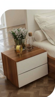 Mesita de noche marrón para dormitorio moderno de madera maciza, nuevo.