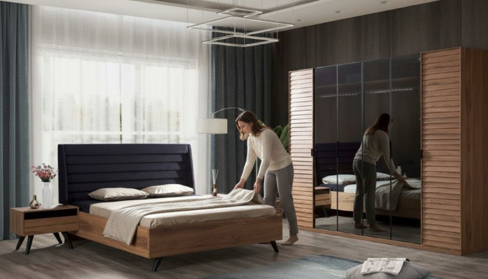 Estructura de cama en negro y marrón para cama doble, muebles de dormitorio, cama de diseñador.