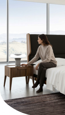 Mesa de noche de dormitorio con espacio de almacenamiento en estilo moderno de lujo en muebles de madera.