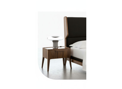 Mesa de noche de dormitorio con espacio de almacenamiento en estilo moderno de lujo en muebles de madera.