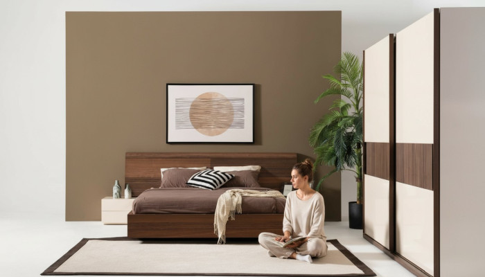 Elegante cama moderna con dos mesitas de noche de madera natural