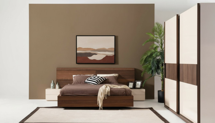 Elegante cama moderna con dos mesitas de noche de madera natural