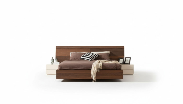 Elegante cama moderna con dos mesitas de noche de madera natural